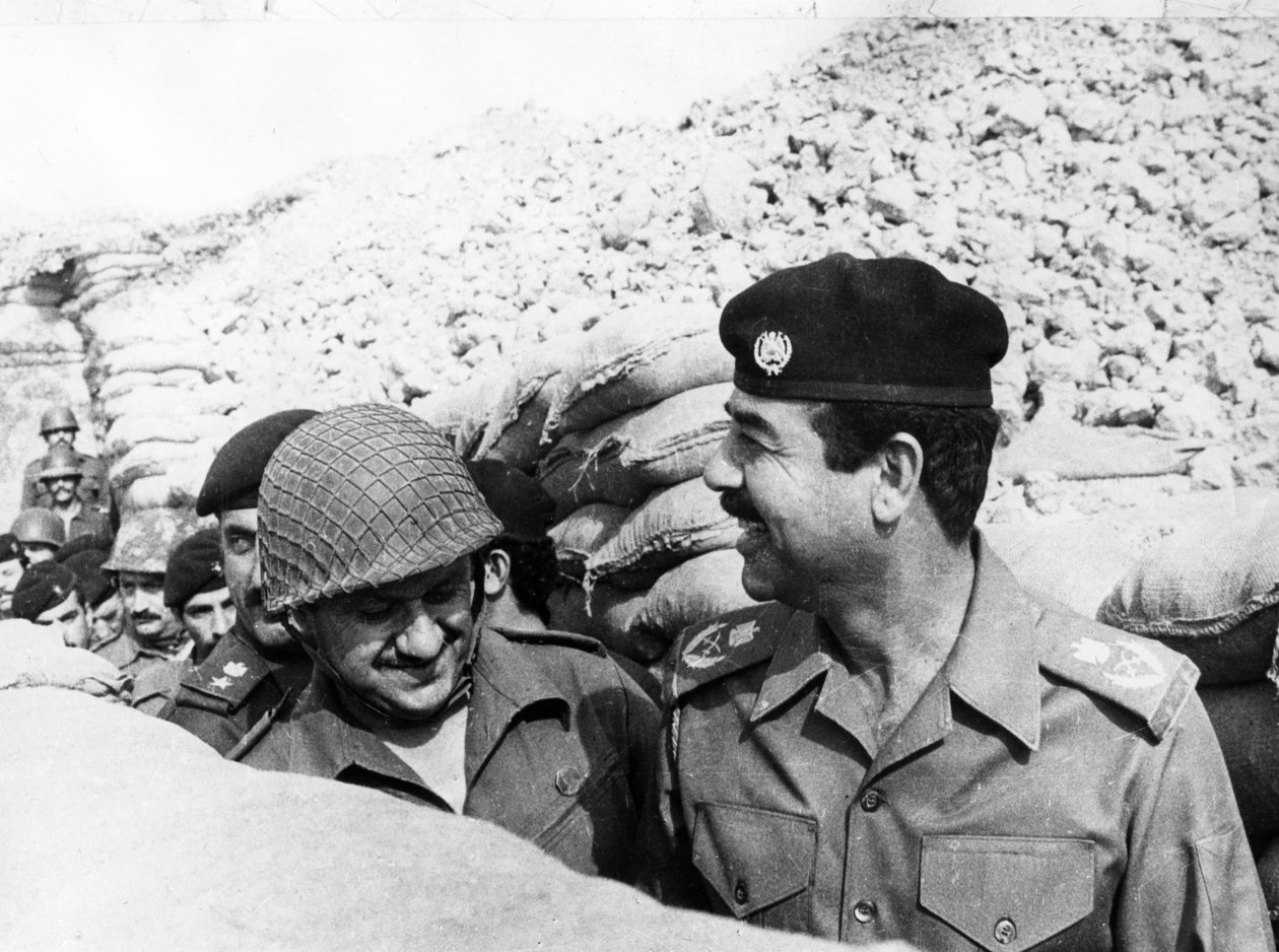 Saddam Hussein inspekterar Basrafronten, Irak, 1986 av Unbekannt