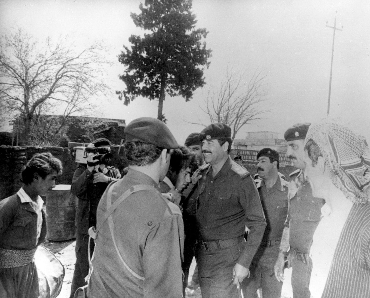 Saddam Hussein på turné i landet, Irak, 1987 av Unbekannt
