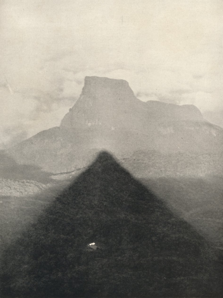 Shadow of Adamspike vid soluppgången, 1926 av Unbekannt