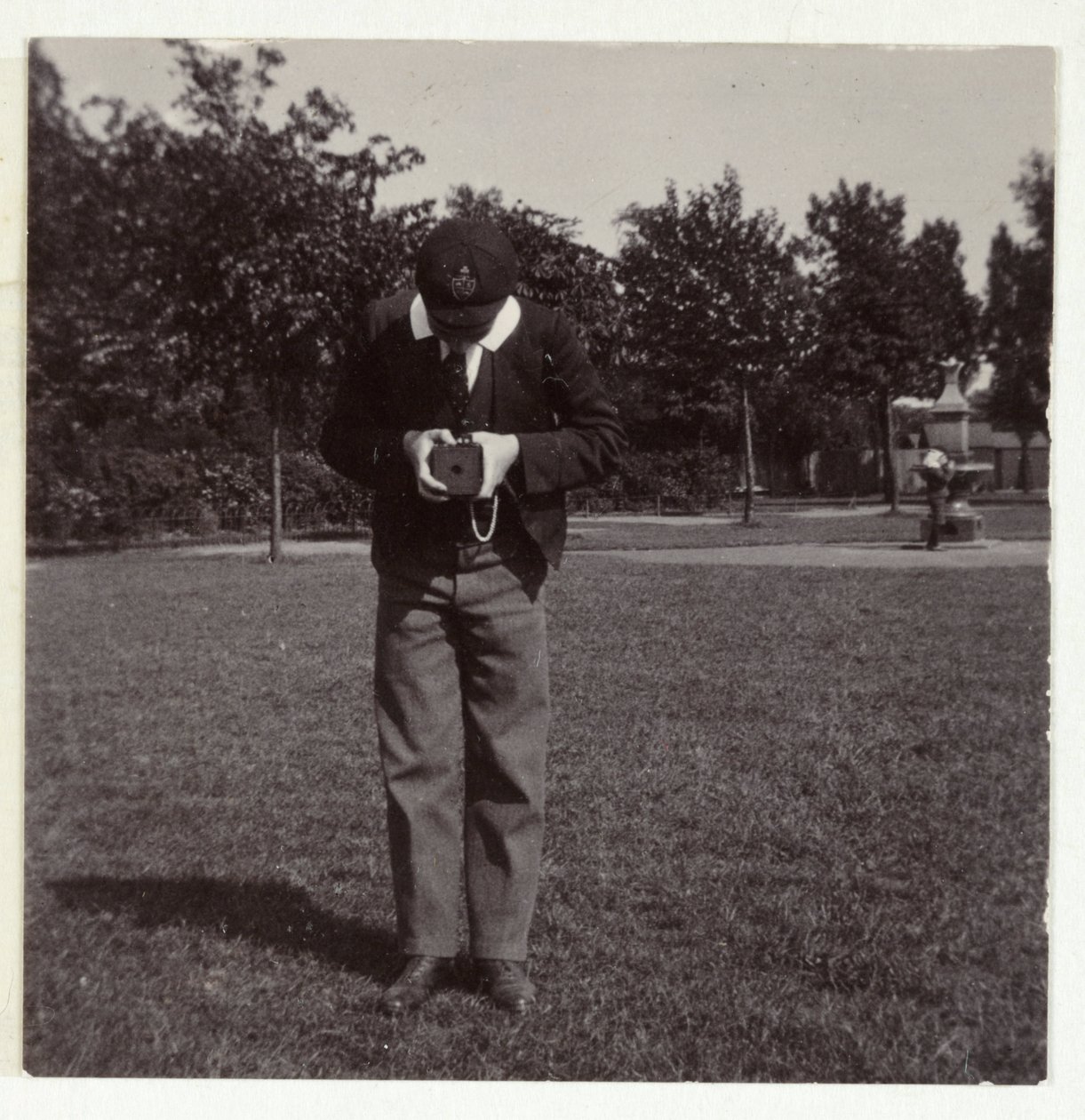 Skolpojke som fotograferar, c 1905 av Unbekannt