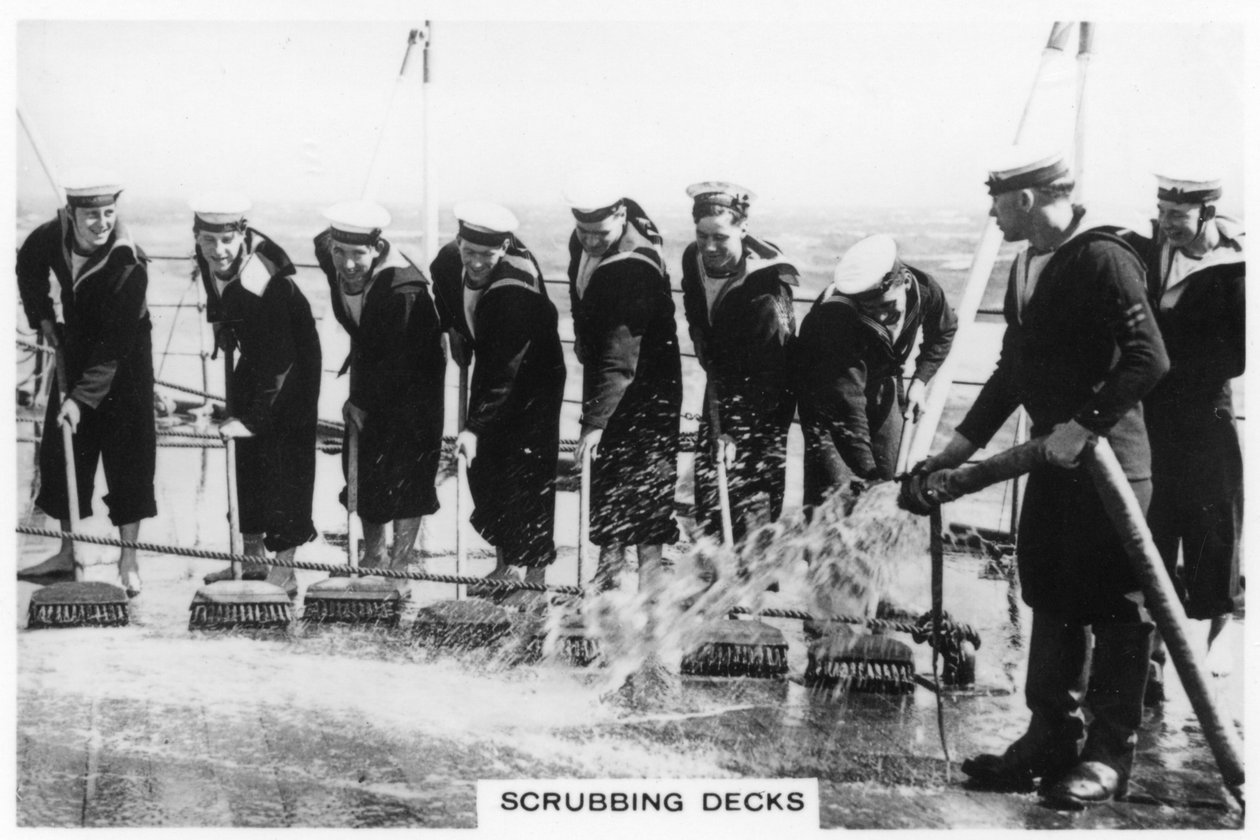 Skrubbar däcket ombord på HMS Nelson, 1937 av Unbekannt