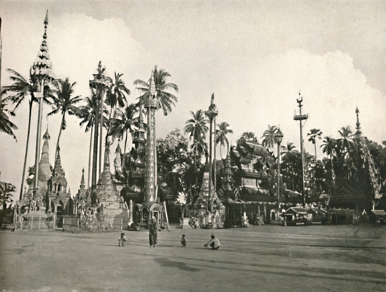 Helgedomar vid Shwedagon Pagoda, Yangon, 1900. av Unbekannt