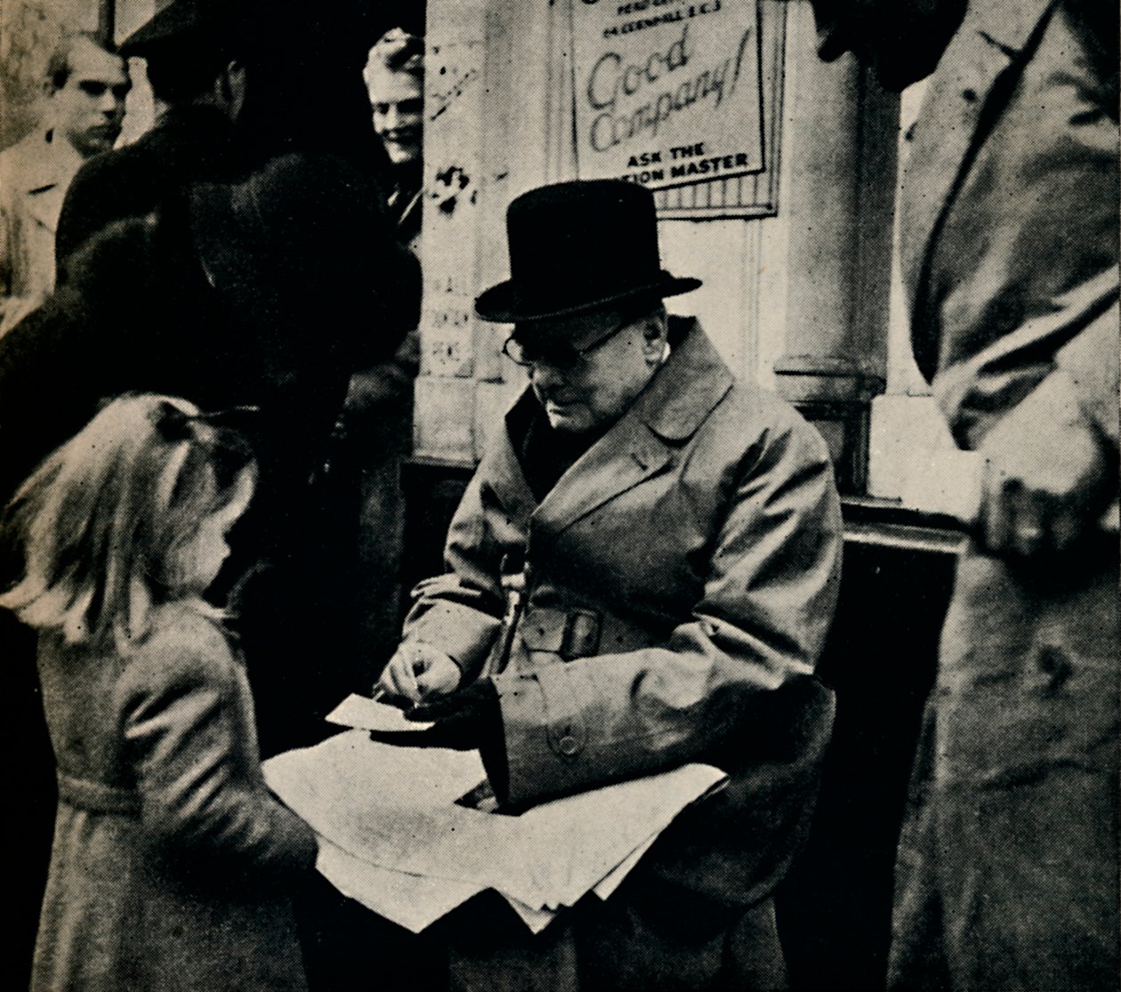 Signerar autografer i Nordlandet, c1945. av Unbekannt