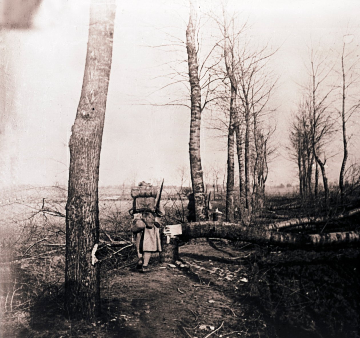 Soldat med pack på ryggen, c1914-c1918 av Unbekannt