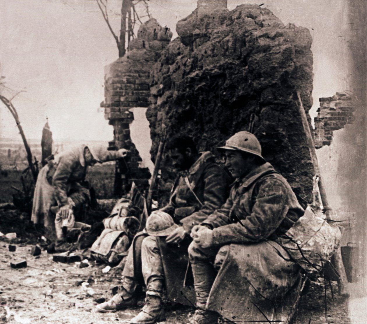 Soldater bland ruiner, c1914-c1918 av Unbekannt
