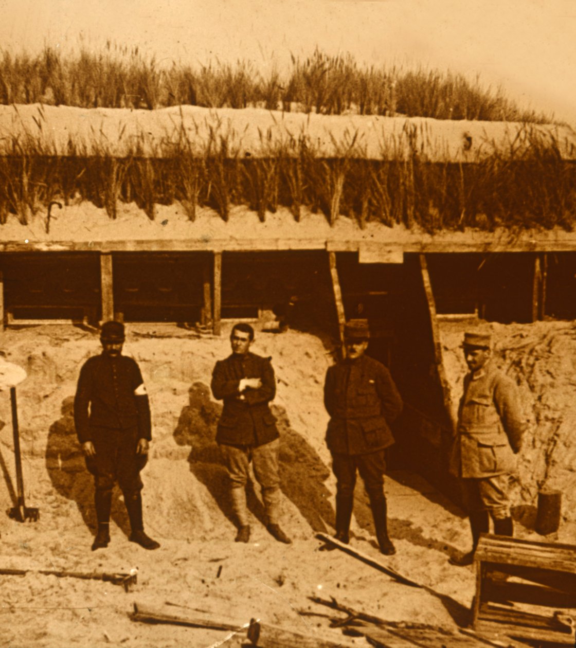 Soldater vid första hjälpen-posten, c1914-c1918 av Unbekannt