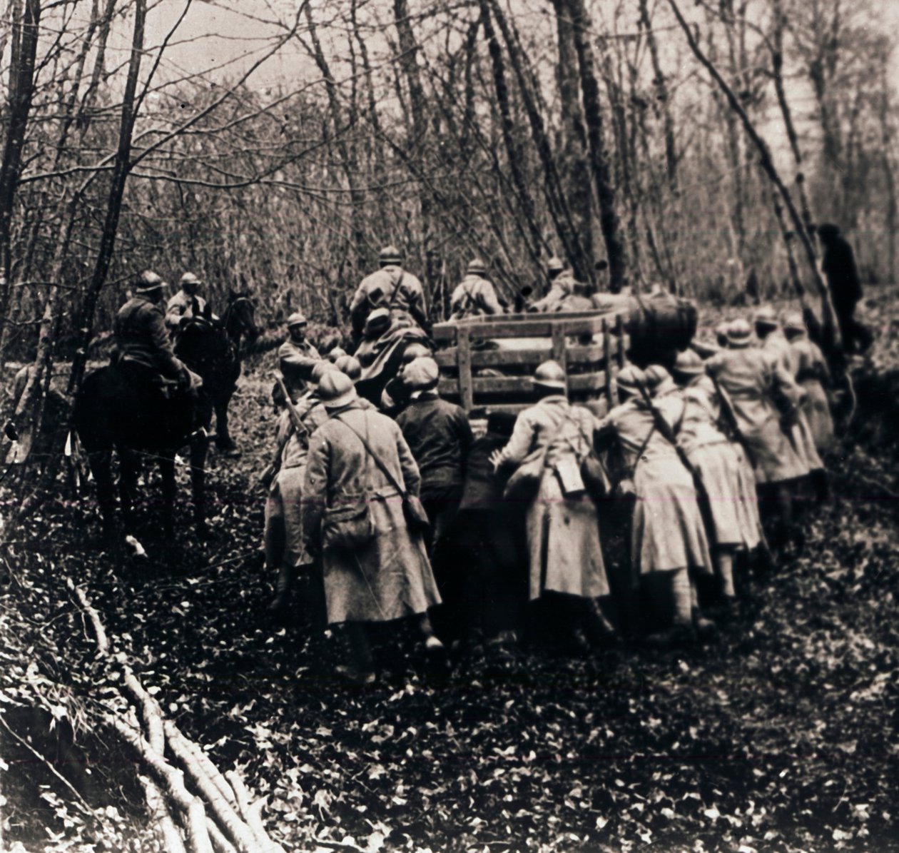Soldater i skogen, c1914-c1918 av Unbekannt