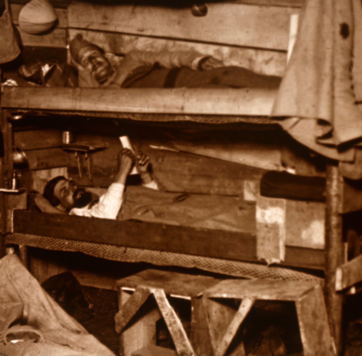 Soldater i träkojer, c1914-c1918 av Unbekannt