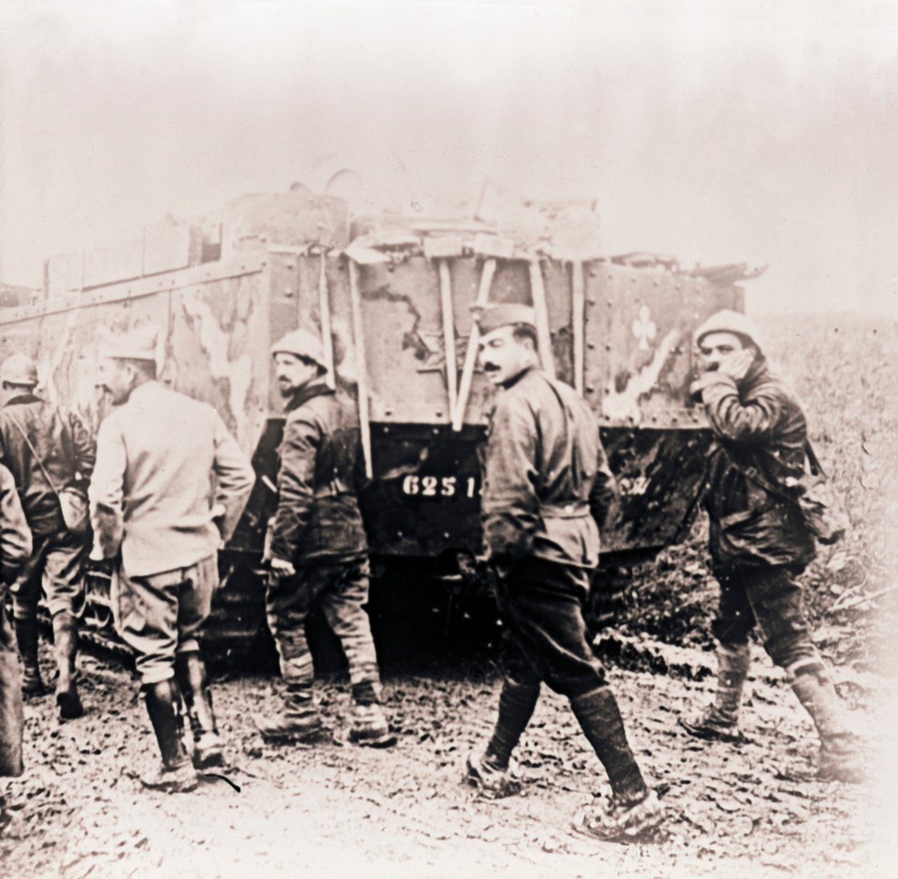 Soldater som går bakom stridsvagn, c1914-c1918. av Unbekannt