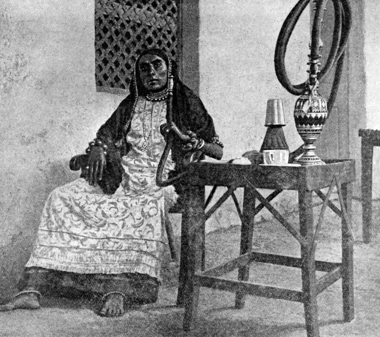 Somalisk kvinna röker vattenpipa, Aden, 1922 av Unbekannt