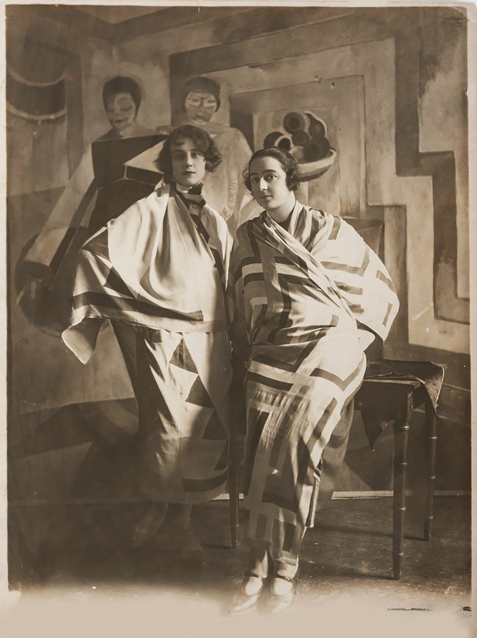 Sonia Delaunay i sin studio, ca. 1924. av Unbekannt