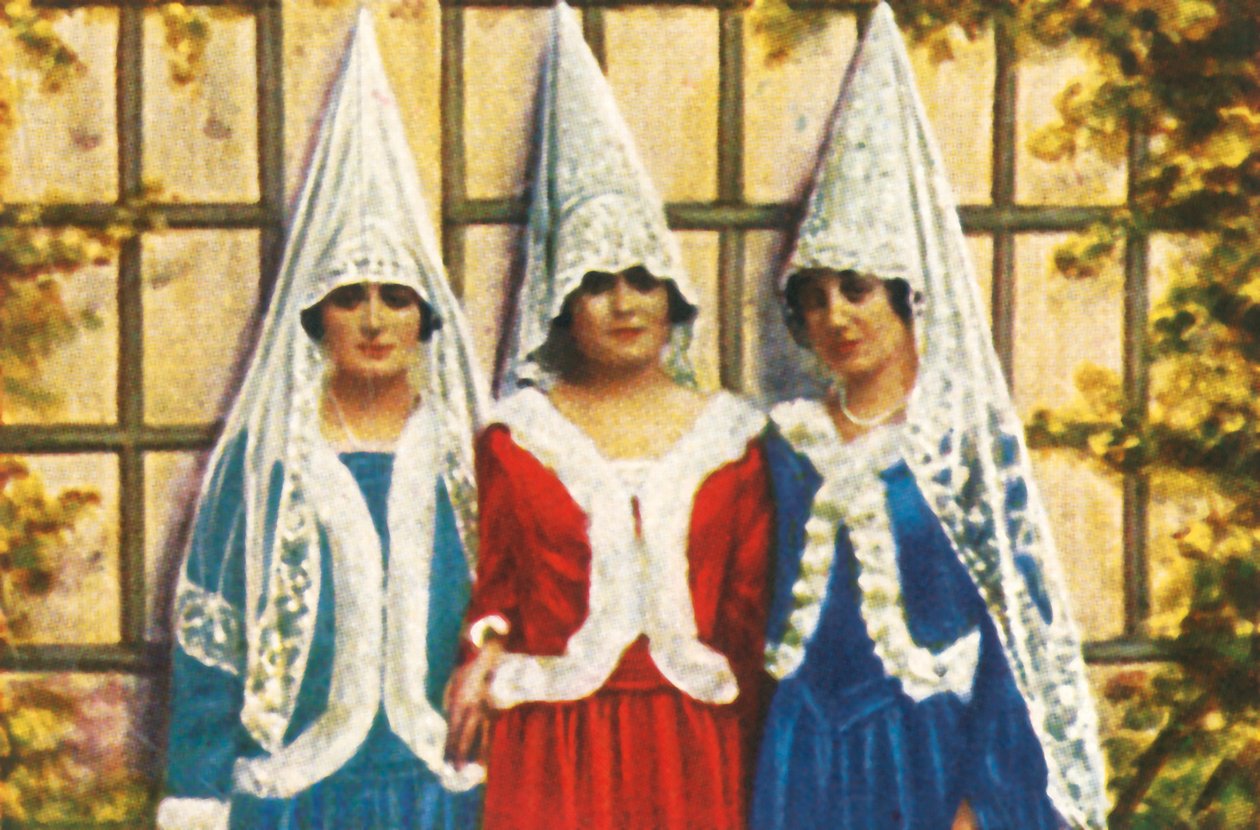 Spanska kvinnor i mantillor, c1928. av Unbekannt