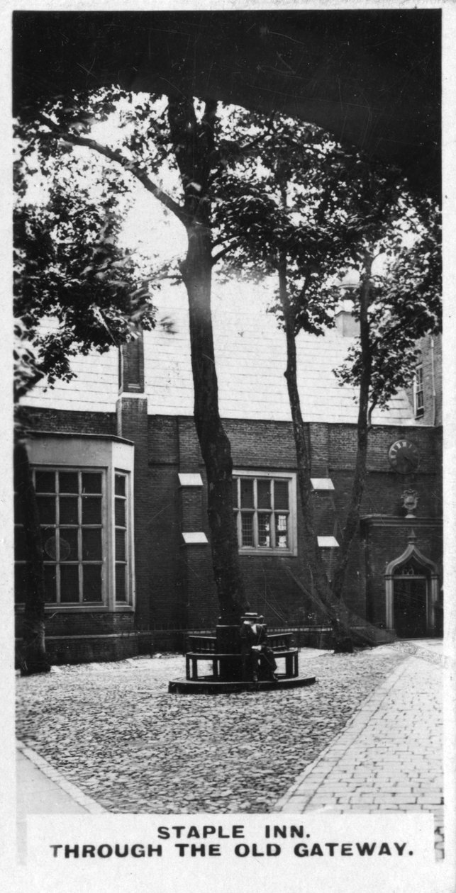 Staple Inn, Through the Old Gateway, London, c1920-talet av Unbekannt