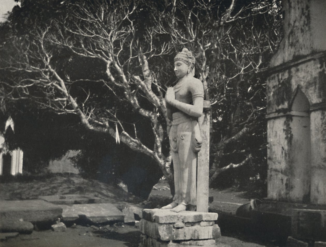 Stenfigur nära Ruwanweli Dagoba, Anuradhapura, 1926 av Unbekannt