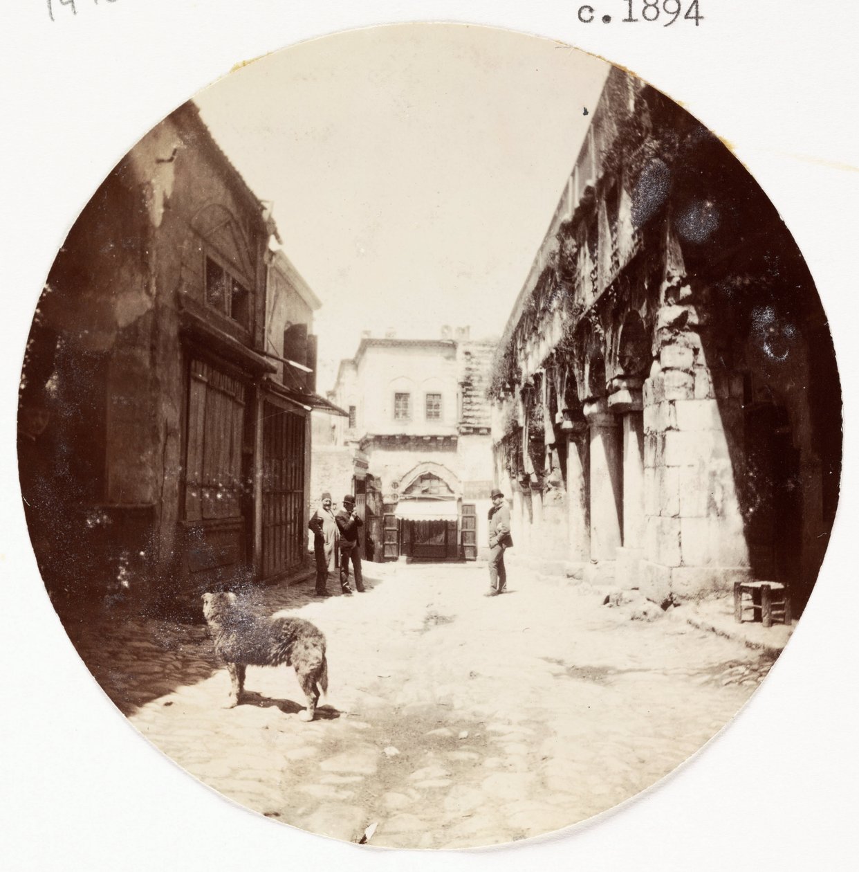 "Gatubild", vers 1894 av Unbekannt