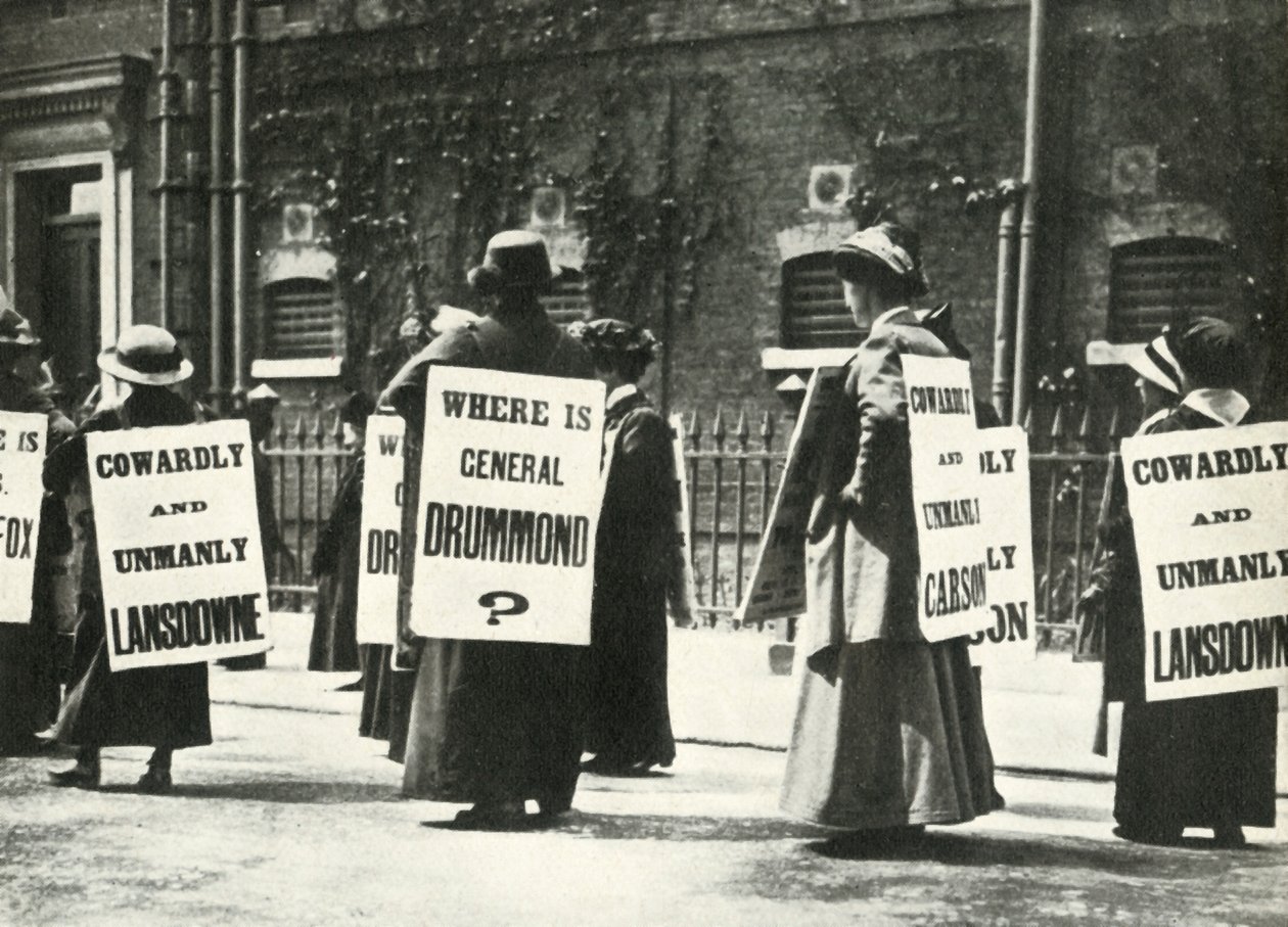 Suffragetter demonstrerar utanför ett fängelse, London, 1914, 1947. av Unbekannt