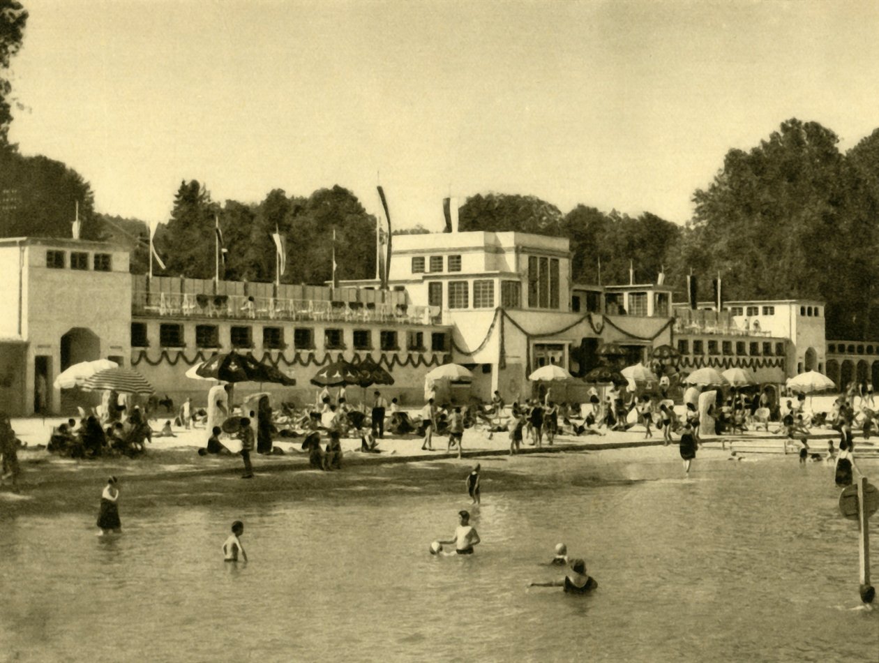 Simning i sjön Traunsee, Gmunden, Oberösterreich, c1935. av Unbekannt