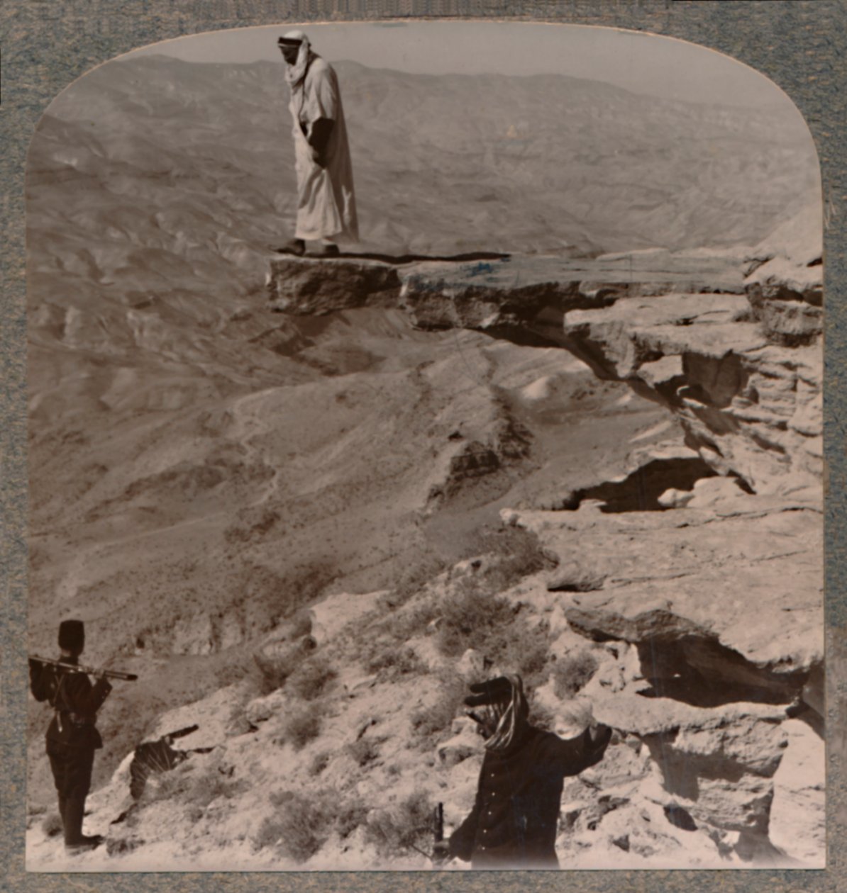Arno. Dragoman stående på klippan, c1900 av Unbekannt