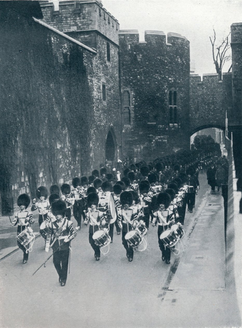 Vakterna lämnar Tower of London, c1914 av Unbekannt