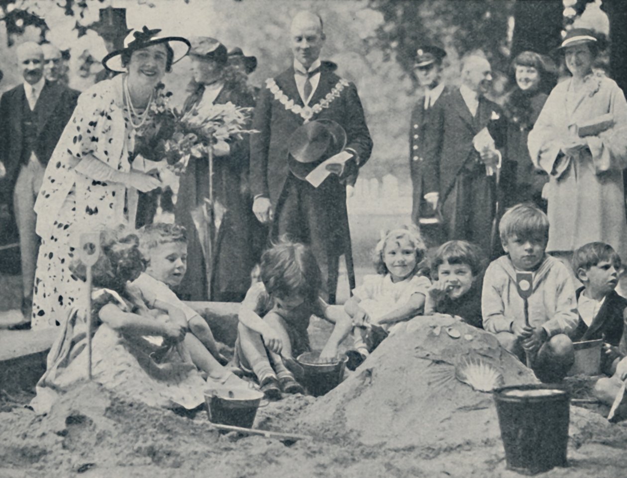 Drottningen öppnar en lekplats, 1936, 1937. av Unbekannt