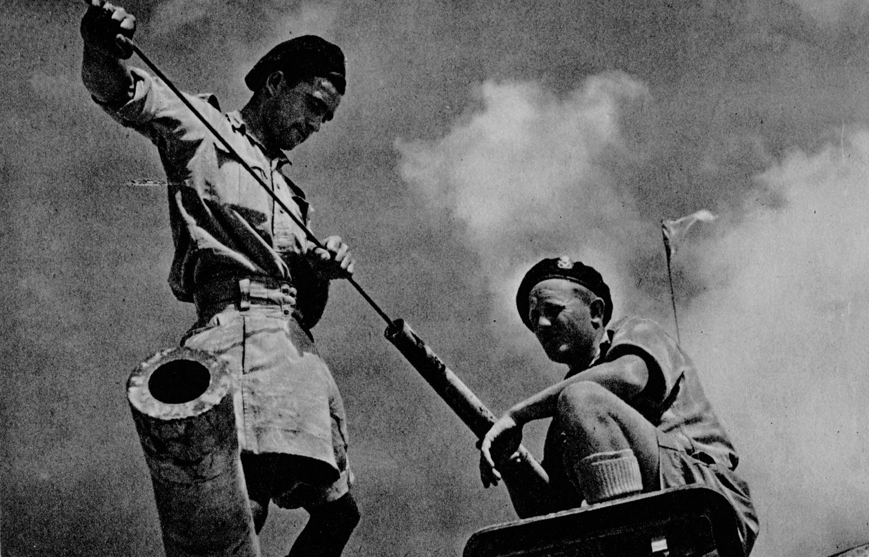 Tankbesättningarna förbereder..., 1942 1944 av Unbekannt