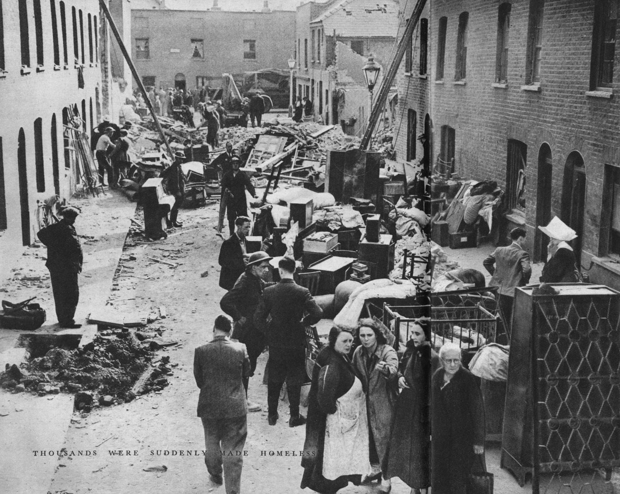 Tusentals gjordes plötsligt hemlösa, c1940 1942 av Unbekannt