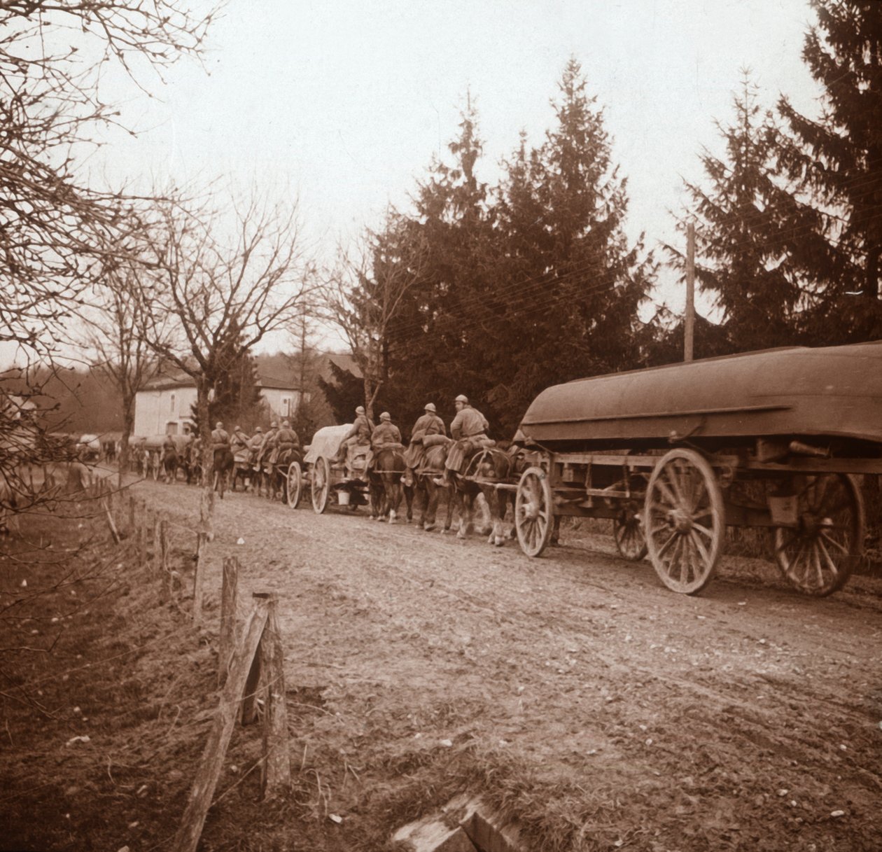 Transport av pontoner, Somme, norra Frankrike, c1914-c1918 av Unbekannt