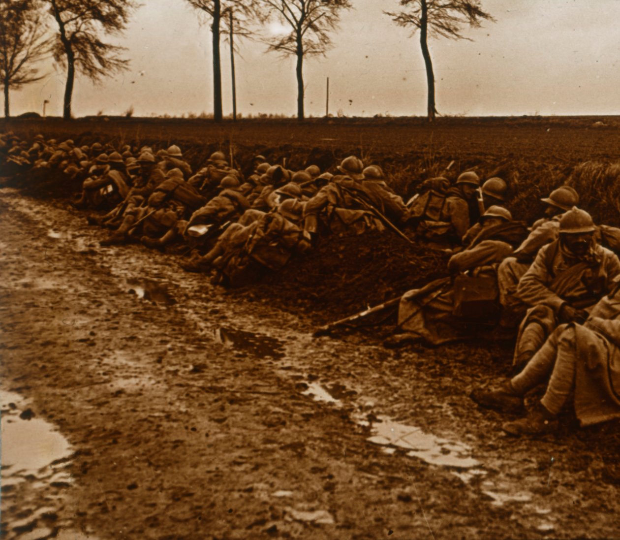 Trupper vid sidan av vägen, c1914-c1918 av Unbekannt