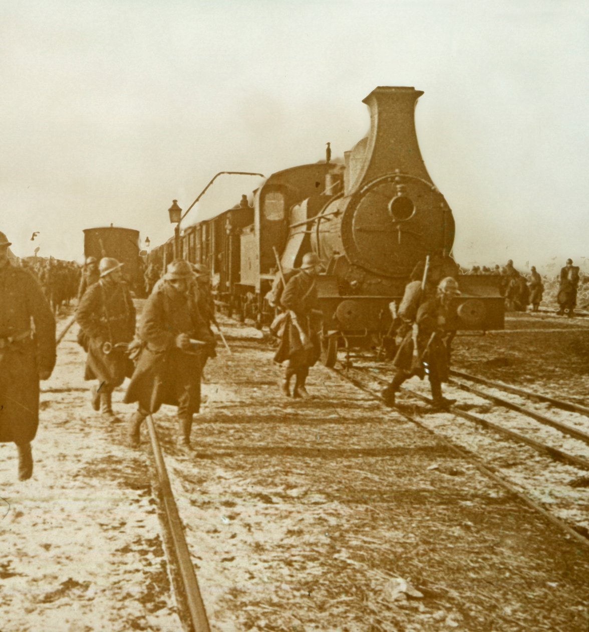 Trupper landstigning från ångtåg, c1914-c1918 av Unbekannt
