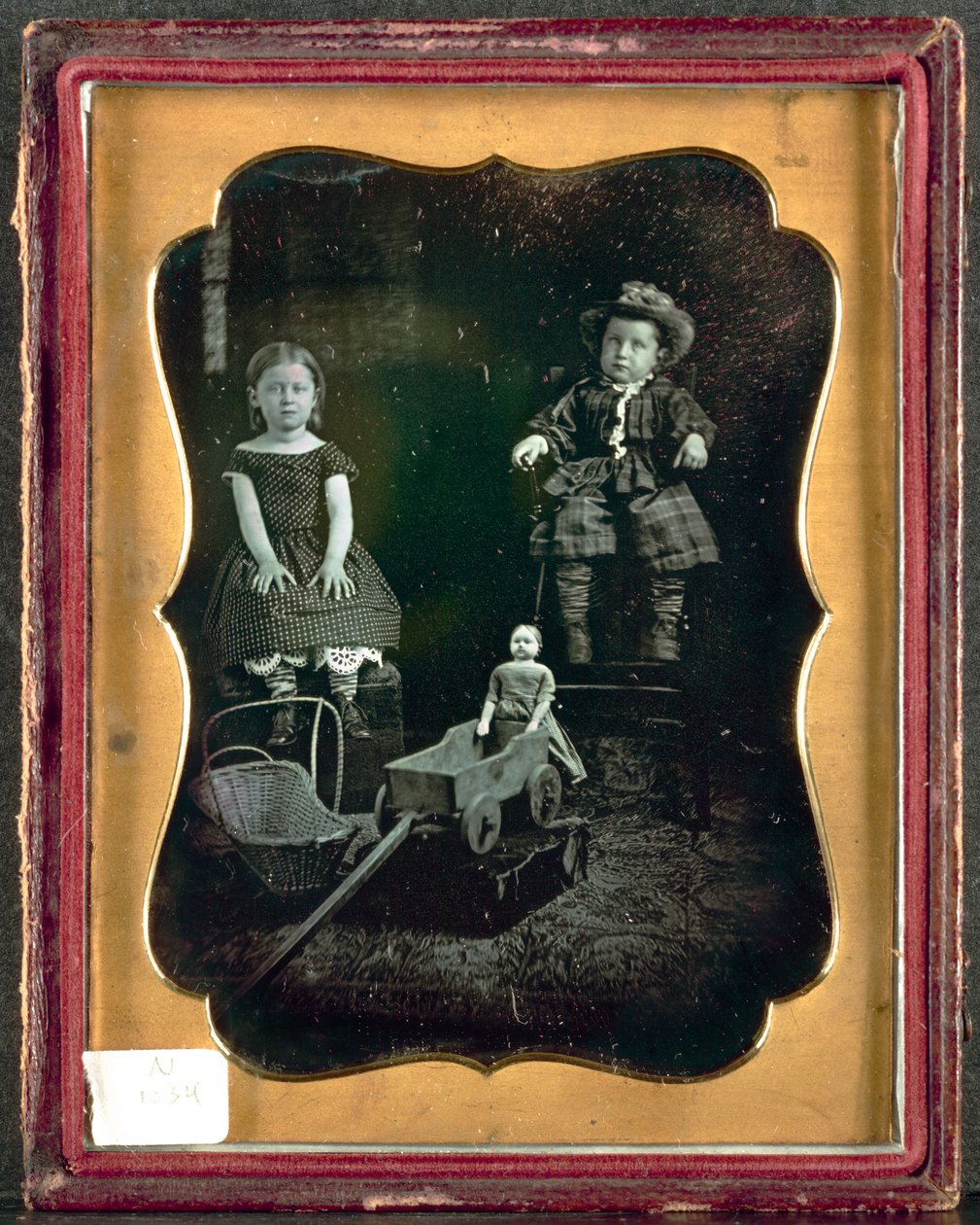 Två barn med leksaker, ca. 1855. av Unbekannt