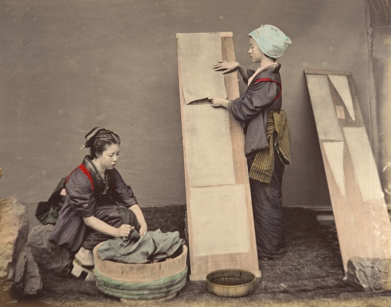 [Två japanska kvinnor poserar med tvätt], 1870-talet. av Unbekannt