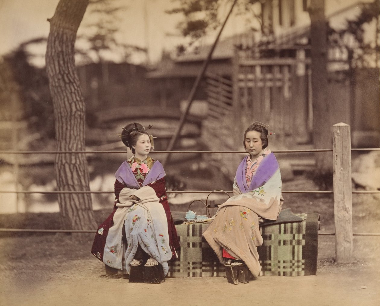 [Två japanska kvinnor som sitter på en bänk], 1870-talet. av Unbekannt