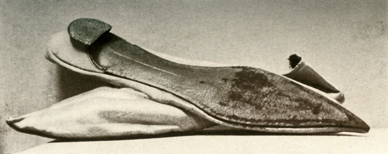 Vita satinbröllopstofflor, 1800, 1937. av Unbekannt