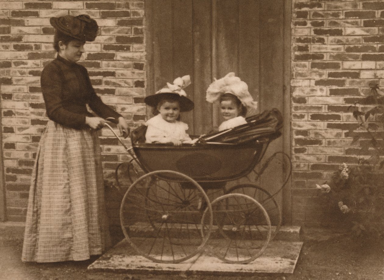 Kvinna och barn i barnvagn, 1937 av Unbekannt