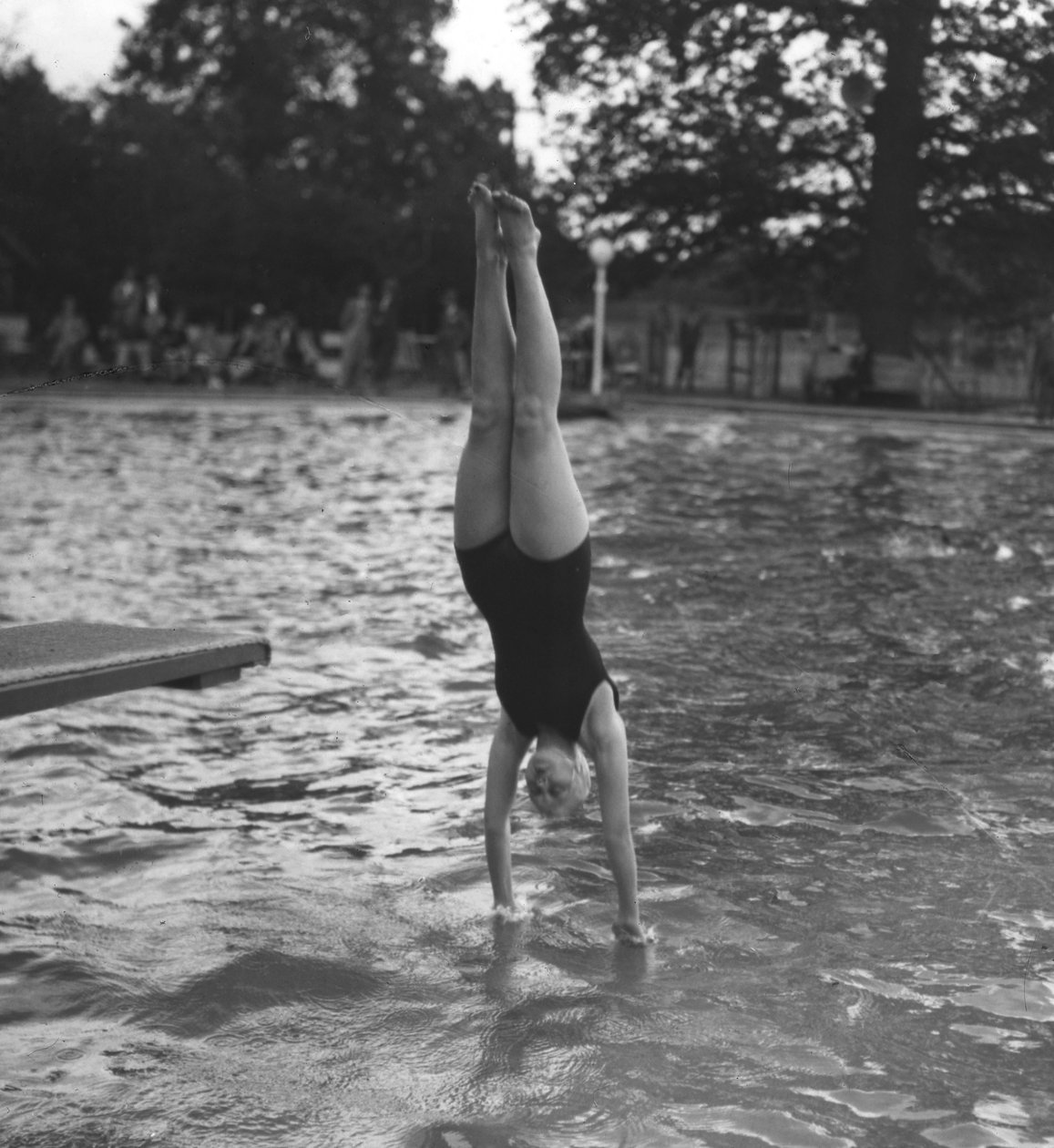 Kvinna som dyker ner i en pool, 1900-talet av Unbekannt