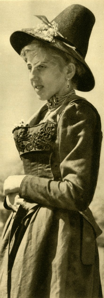 Kvinna i traditionell dräkt, Tyrolen, Österrike, c1935. av Unbekannt