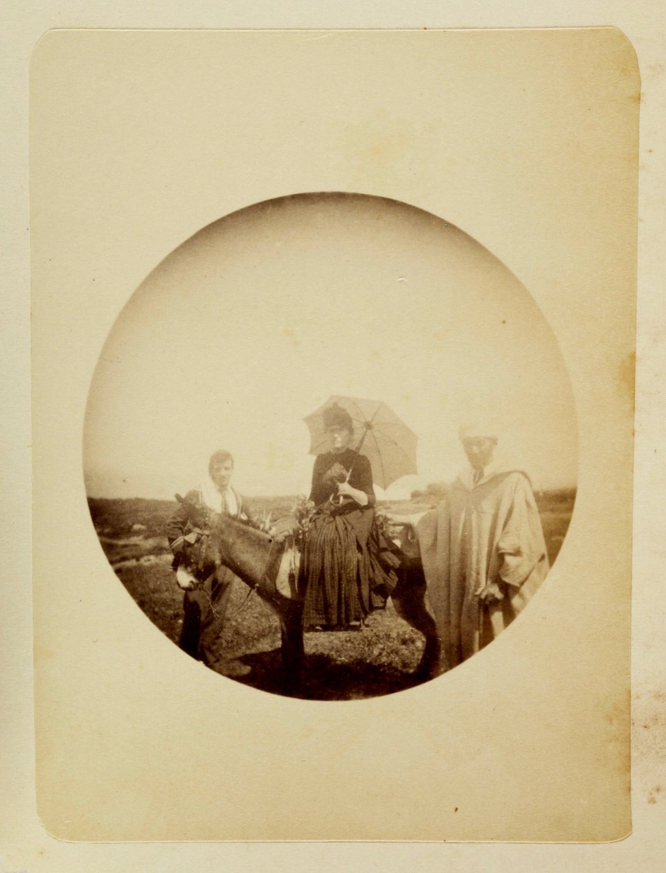 "Kvinna som rider en åsna", c 1890 av Unbekannt