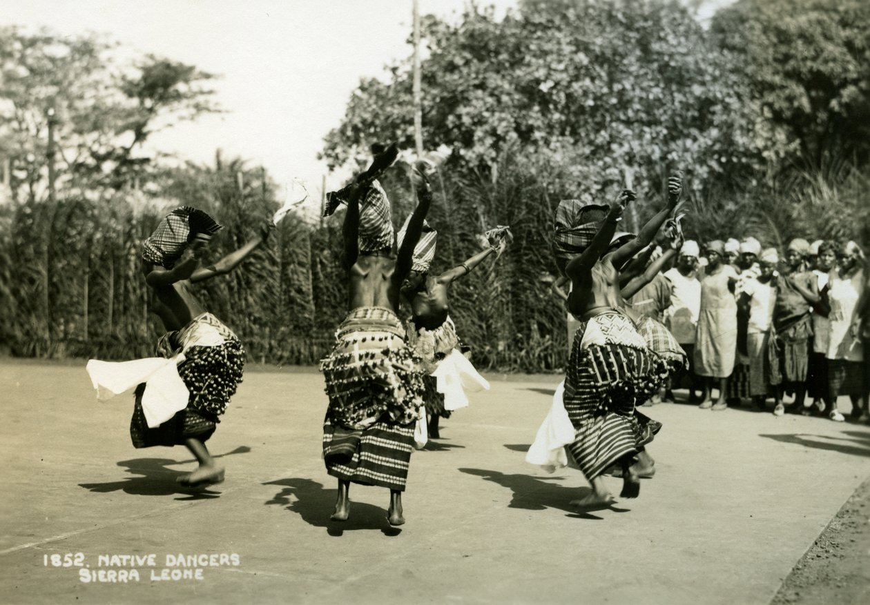 Kvinnliga dansare som uppträder, Sierra Leone, 1900-talet av Unbekannt
