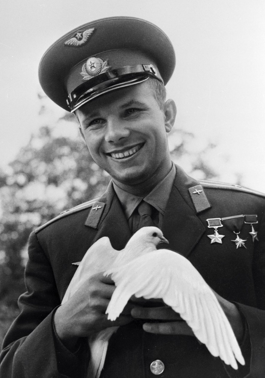 Yuri Gagarin, rysk kosmonaut, c1963-c1964 av Unbekannt