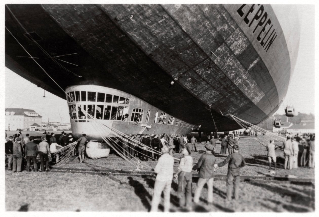 Zeppelin LZ 127 Graf Zeppelin efter landning, 1933 av Unbekannt