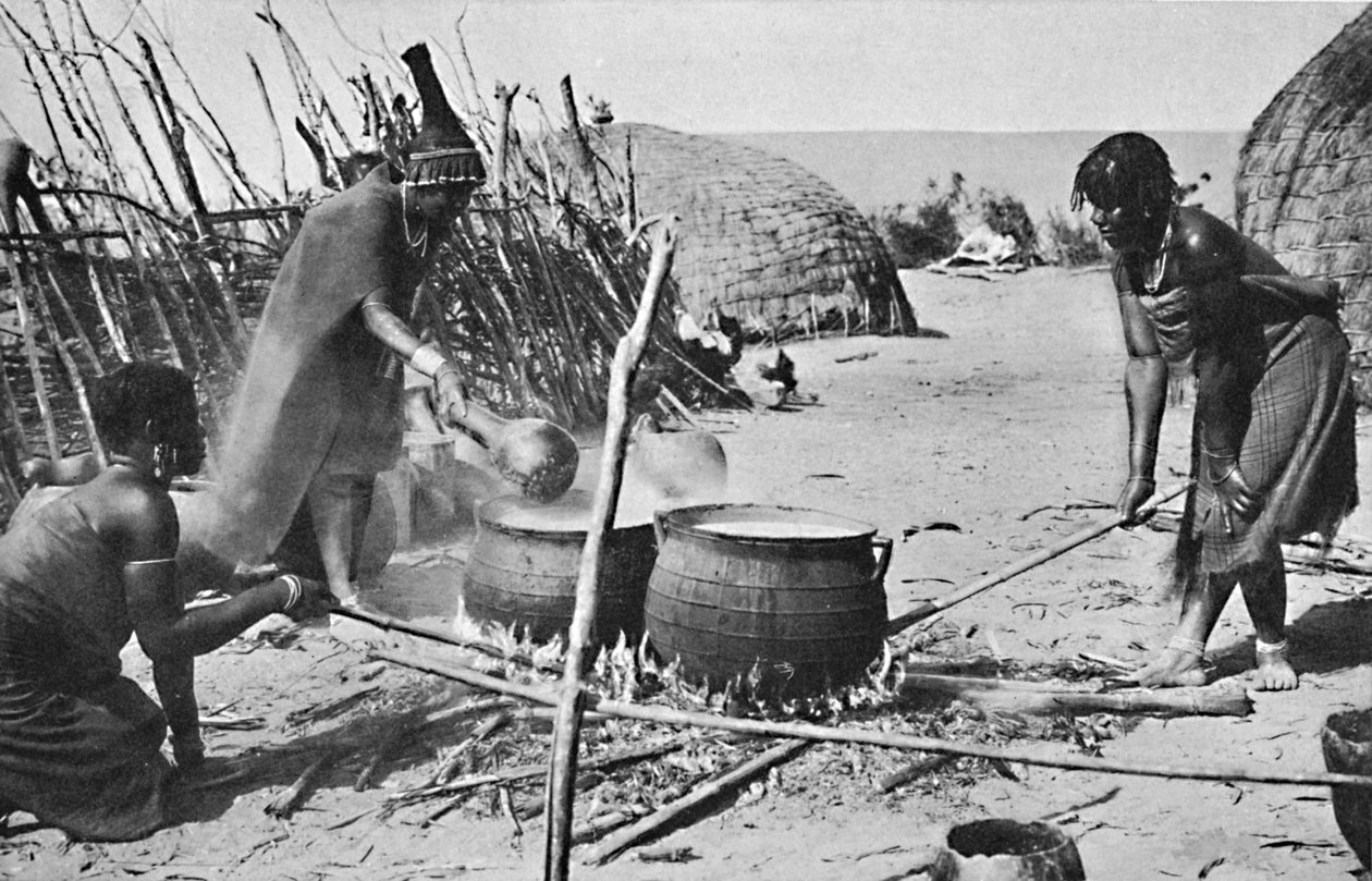 Zulufruar som brygger alkoholöl, Natal, 1912 av Unbekannt