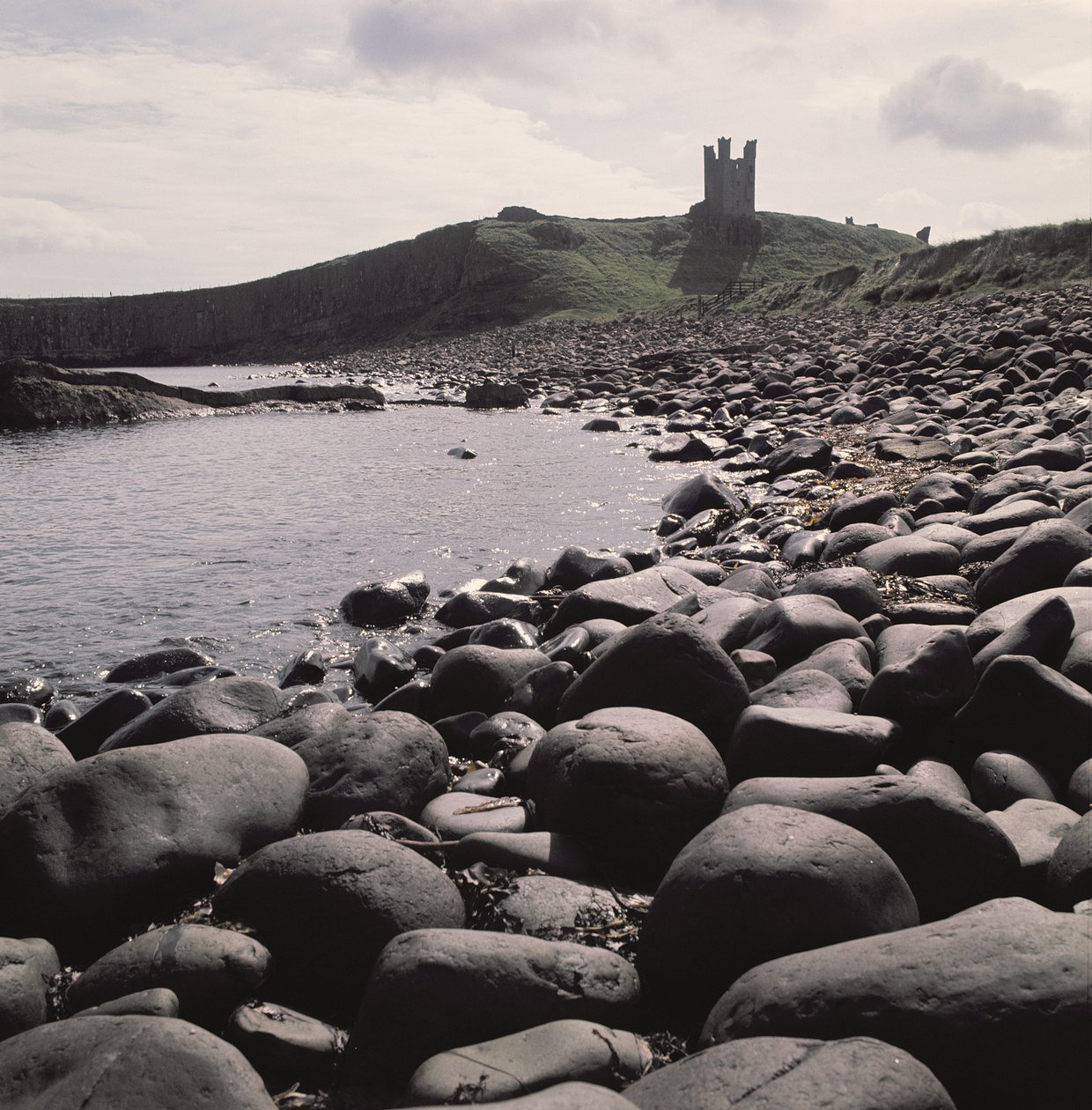 Vy över Dunstanburgh Castle, Northumberland av Unbekannt Unbekannt