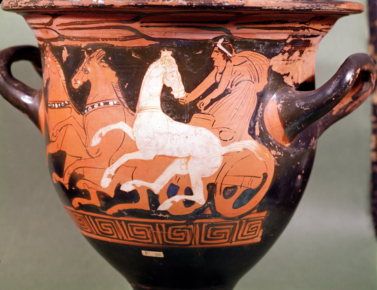 En klockkrater med röd figur som föreställer en vagnförare i en quadriga i full fart, grekiska, sent 500-tal f.Kr. av Unbekannt Unbekannt