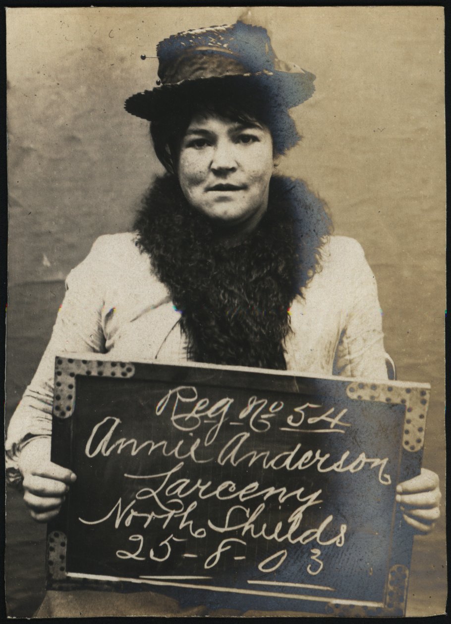 Annie Anderson, arresterad för påstådd stöld av en klocka, North Shields, Storbritannien, 1903 av Unbekannt Unbekannt