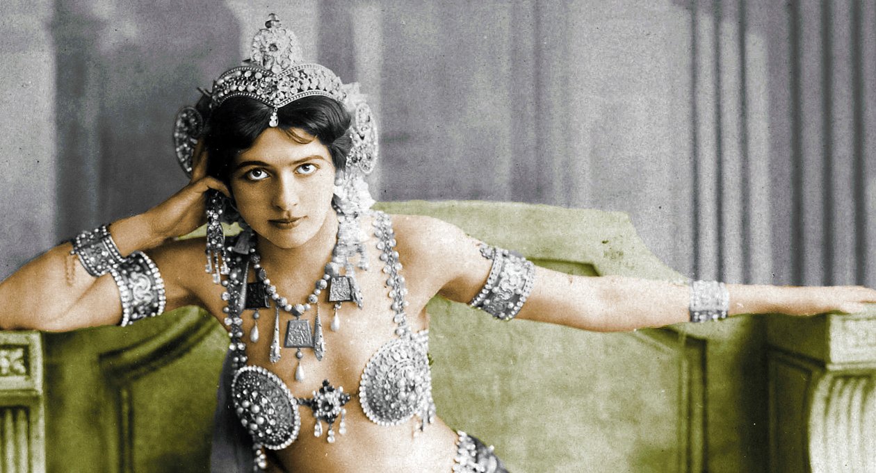 Mata Hari klädd i en juvelprydd bikini. c.1910 av Unbekannt Unbekannt