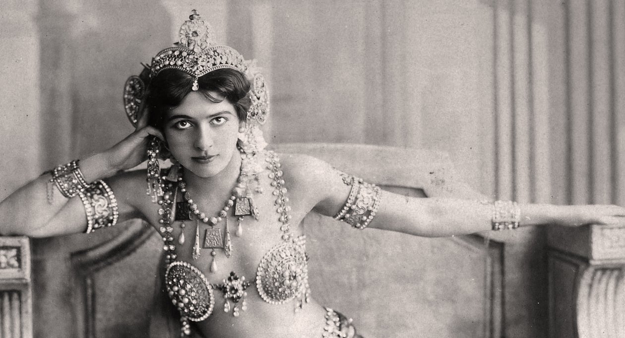 Mata Hari klädd i en juvelprydd bikini. c.1910 av Unbekannt Unbekannt
