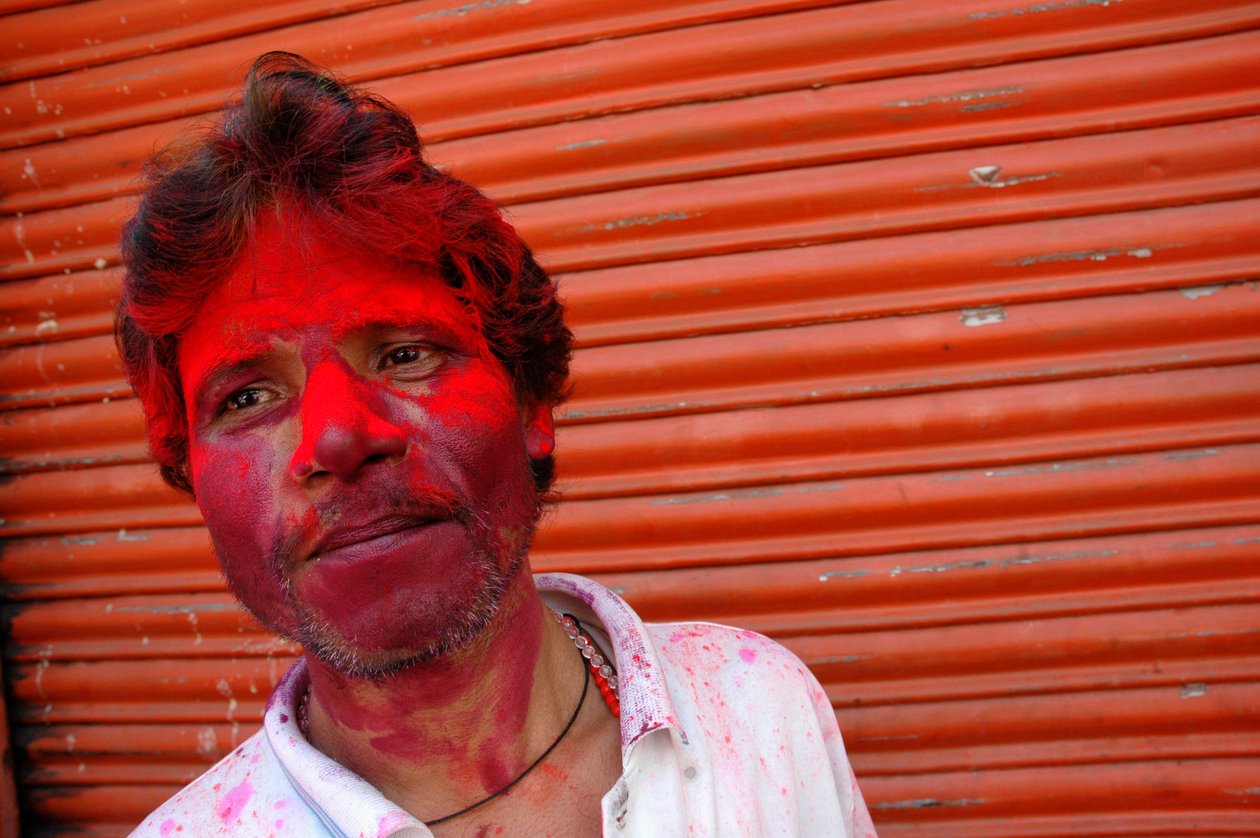 Porträtt av en färg utsmetad man under festivalen av holi. Kolkata, Indien. 4 mars 2007. av Unbekannt Unbekannt