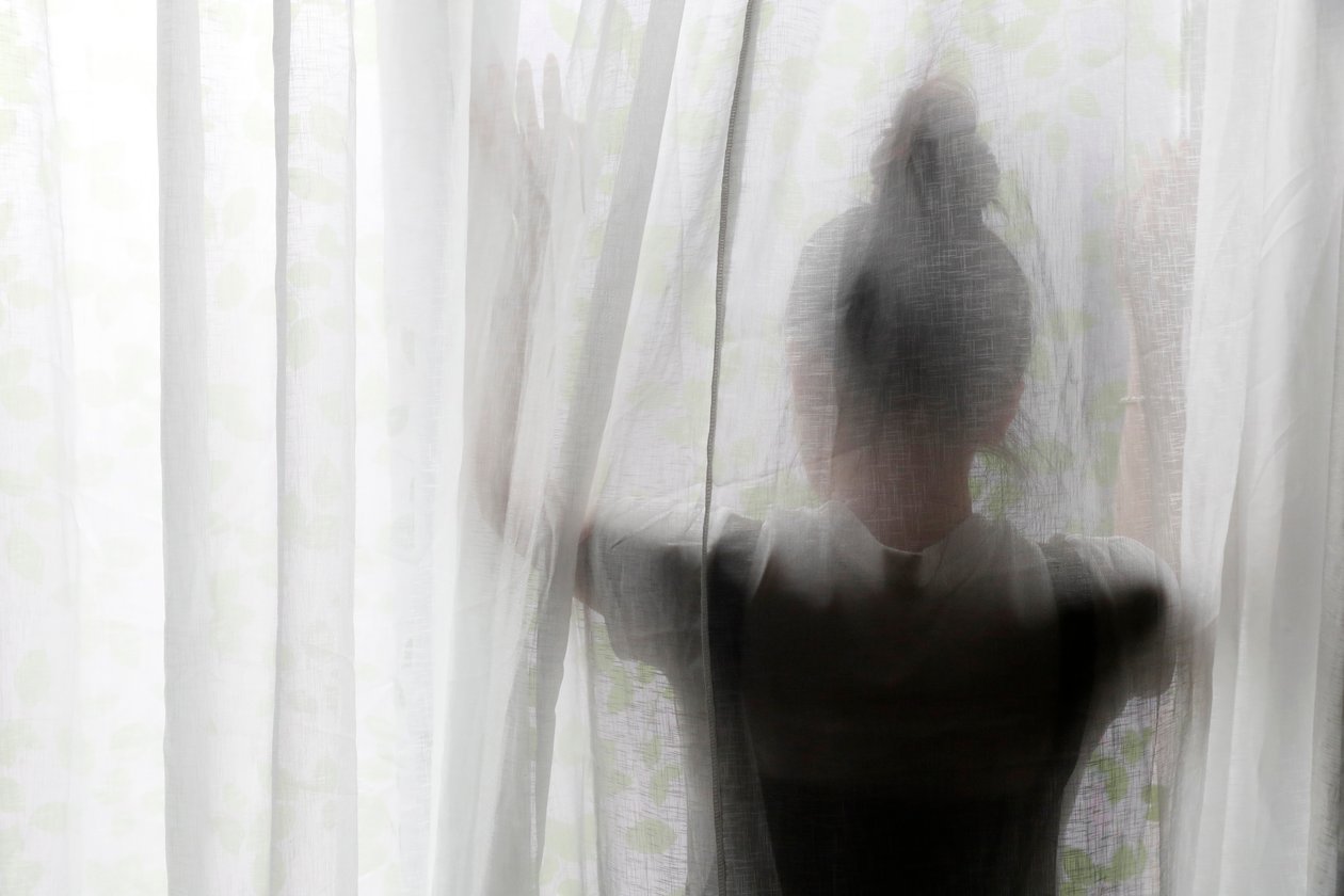 Siluett av en kvinna bakom en halvgenomskinlig gardin, Ho Chi Minh City, Vietnam av Unbekannt Unbekannt