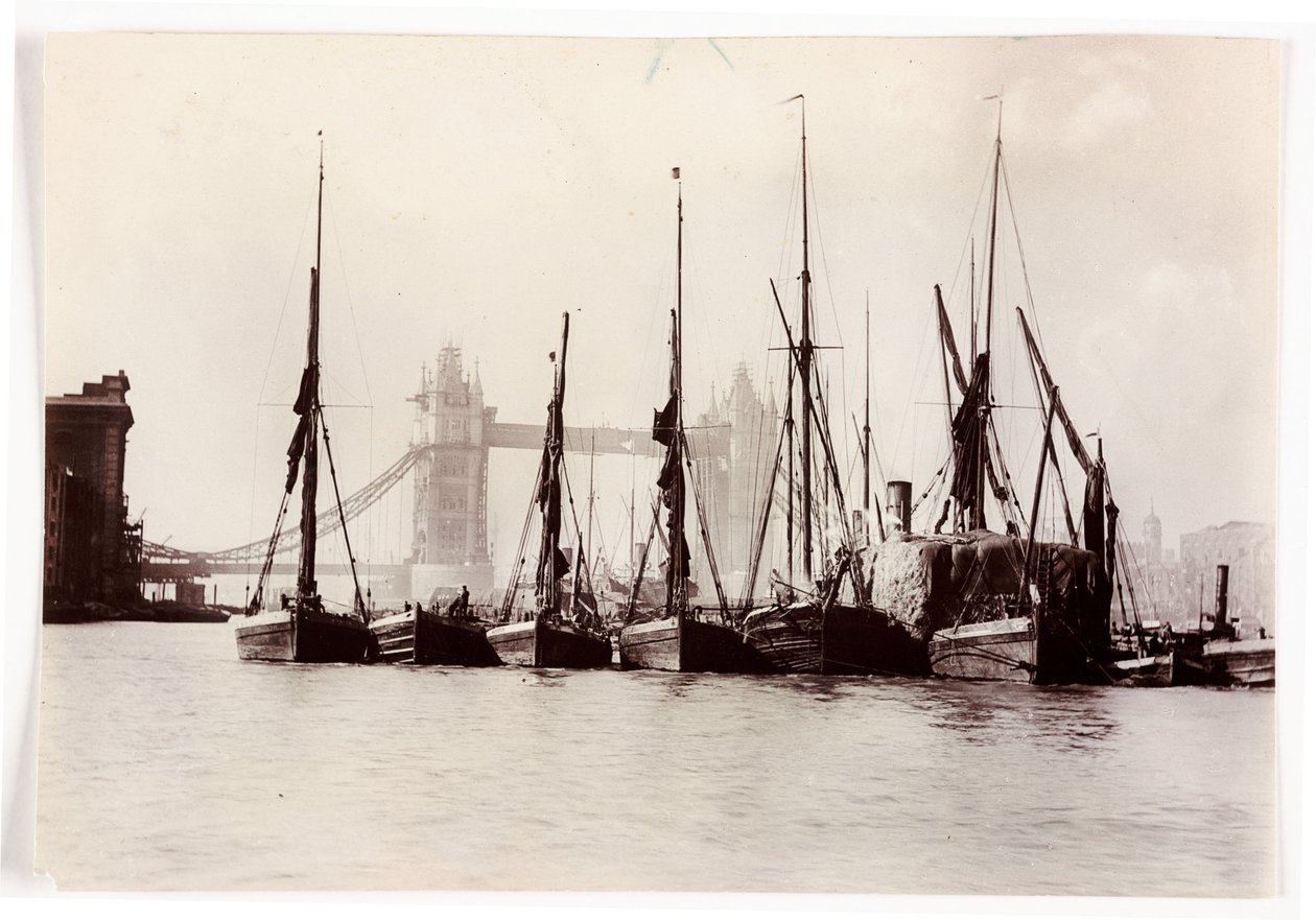 Båtar förtöjda vid Tower Bridge av Unbekannt