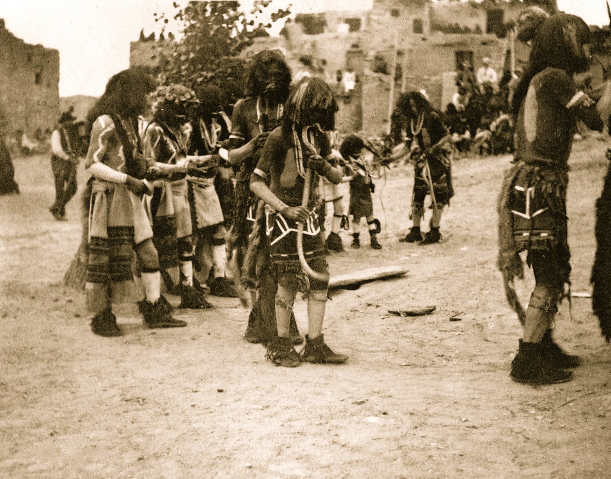 Att bära ormarna 1900 (bild) av Hippolyte Lalaise Devéria